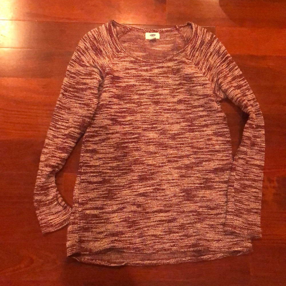 Maroon and white thin comfy sweater from Old Navy in great condition.Size small.